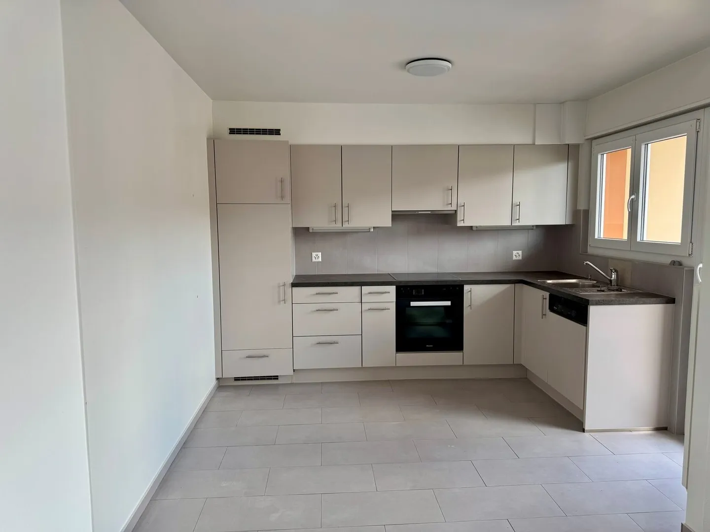 Wohnung mit 3,5 Zimmern, komplett renoviert - Foto 1 di 6