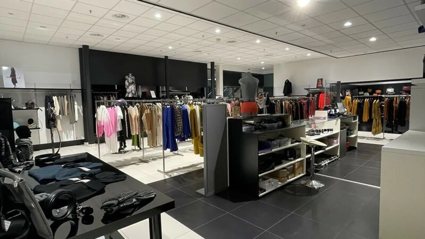 Spazio commerciale con vetrine - Foto 4 di 10