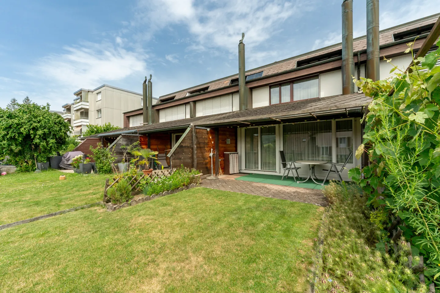 Charming mid-terrace house with surprisingly spacious and sunny... - Photo 1 of 10