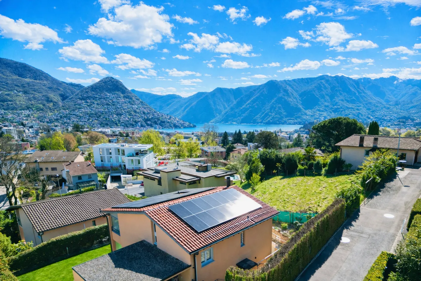 Elegante Villa mit Seeblick - Foto 1 von 27