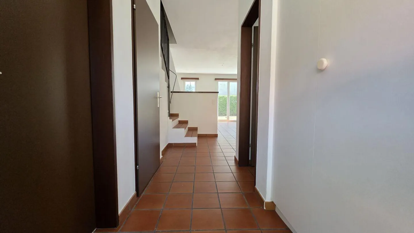 Casa a schiera angolare con giardino - Losone - Foto 2 di 10