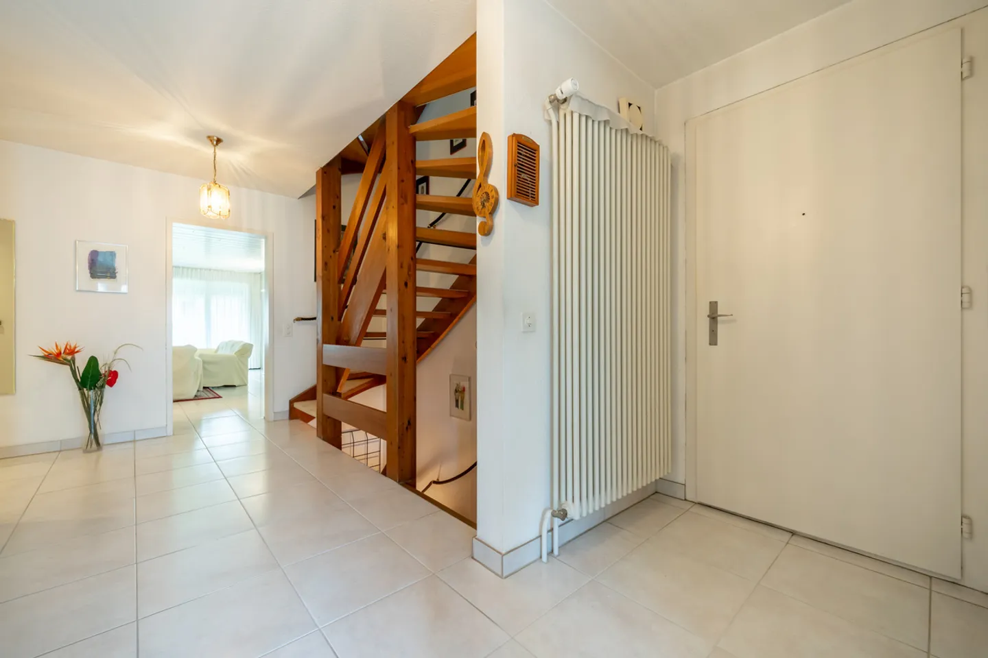 Charming mid-terrace house with surprisingly spacious and sunny... - Photo 3 of 10