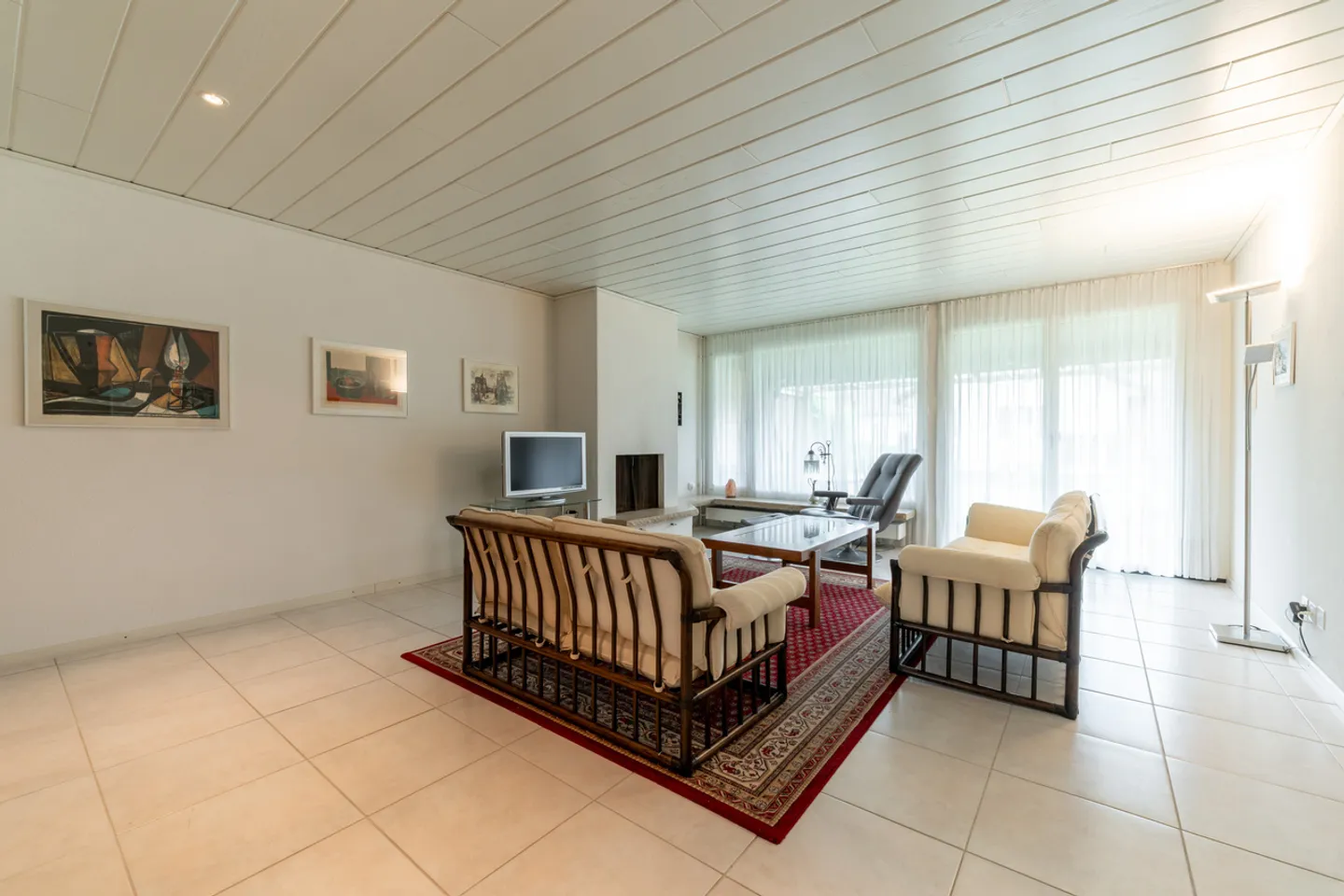 Charming mid-terrace house with surprisingly spacious and sunny... - Photo 4 of 10