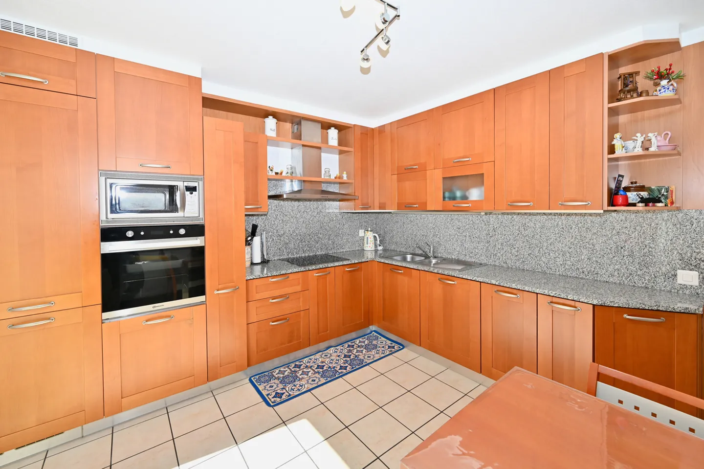 Elegante Villa mit Seeblick - Foto 13 von 27