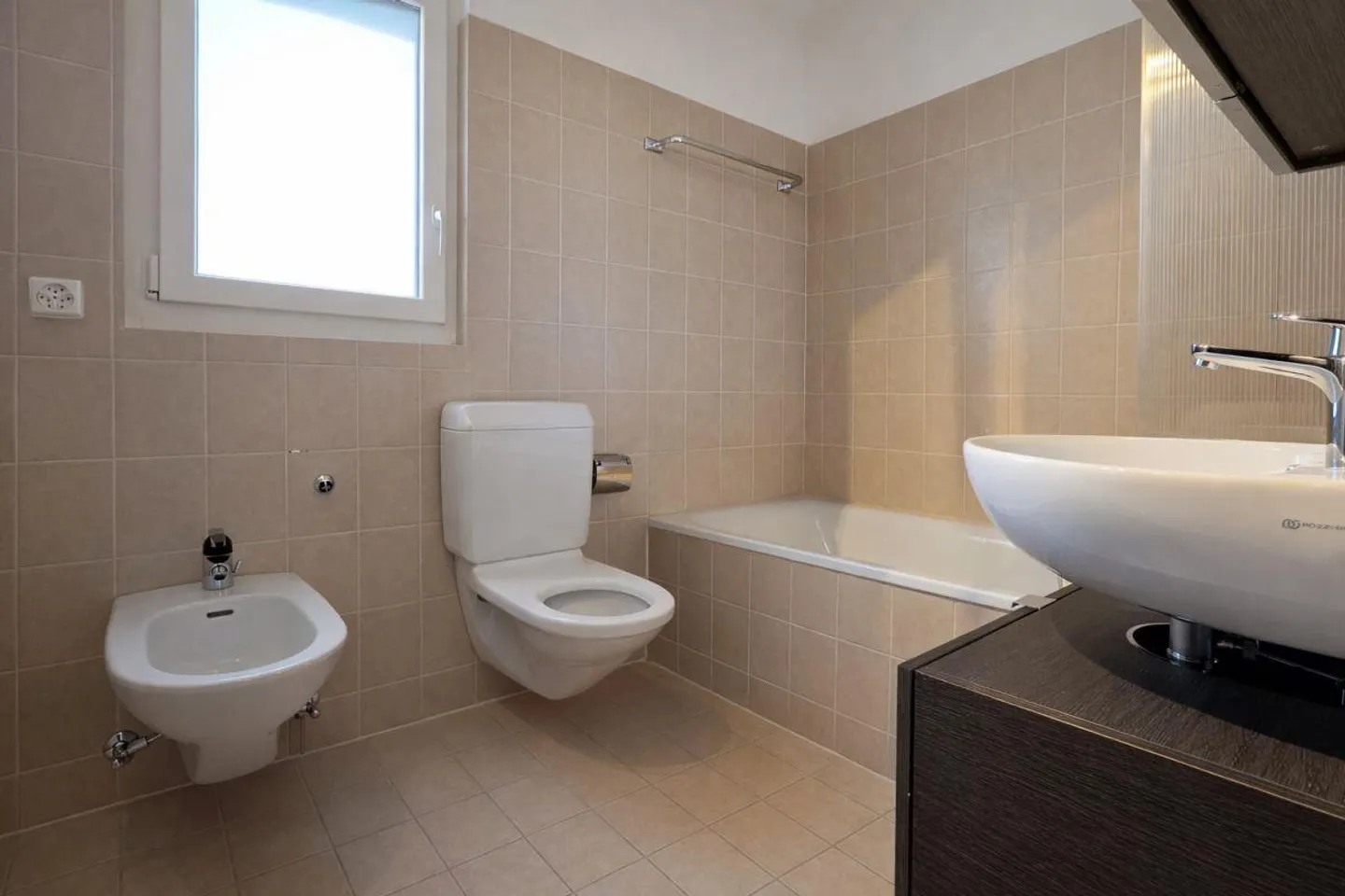 Casa a schiera angolare con giardino - Losone - Foto 7 di 10