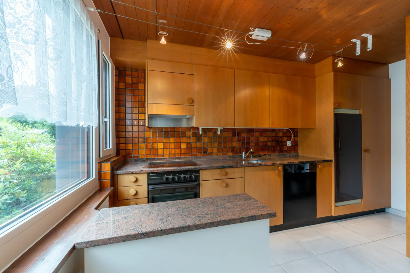 Charming mid-terrace house with surprisingly spacious and sunny... - Photo 5 of 10