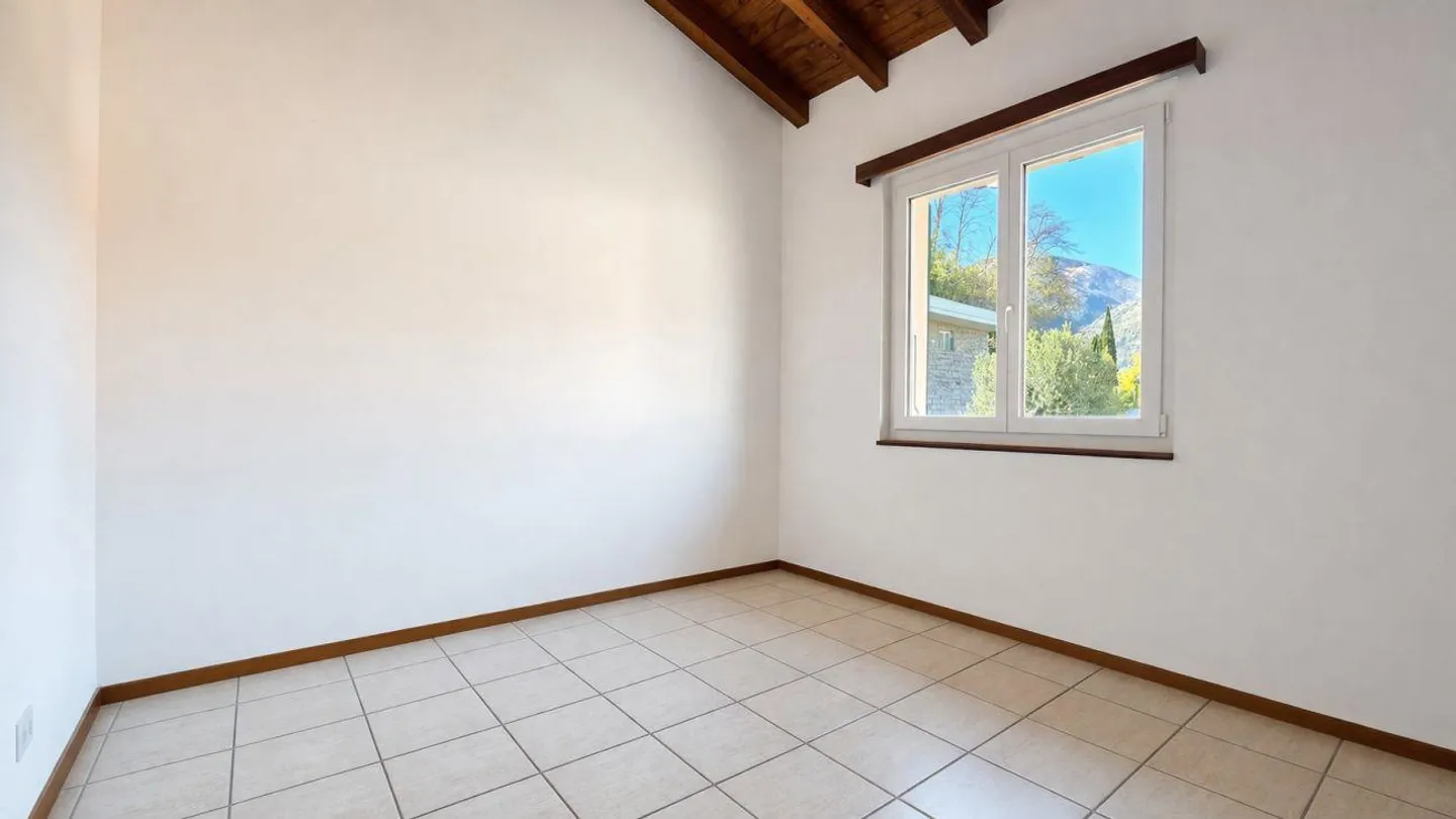 Casa a schiera angolare con giardino - Losone - Foto 8 di 10