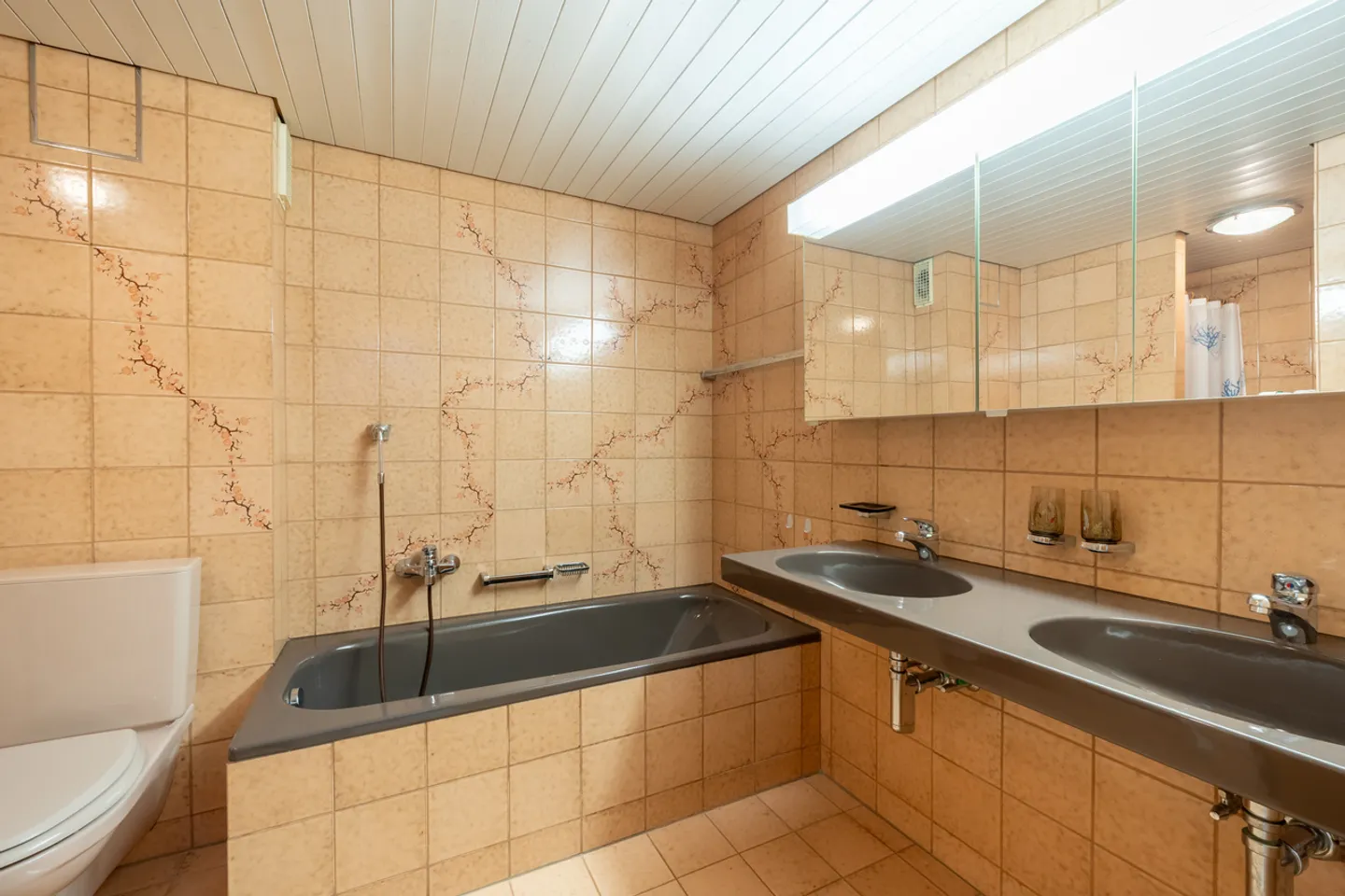 Charming mid-terrace house with surprisingly spacious and sunny... - Photo 9 of 10