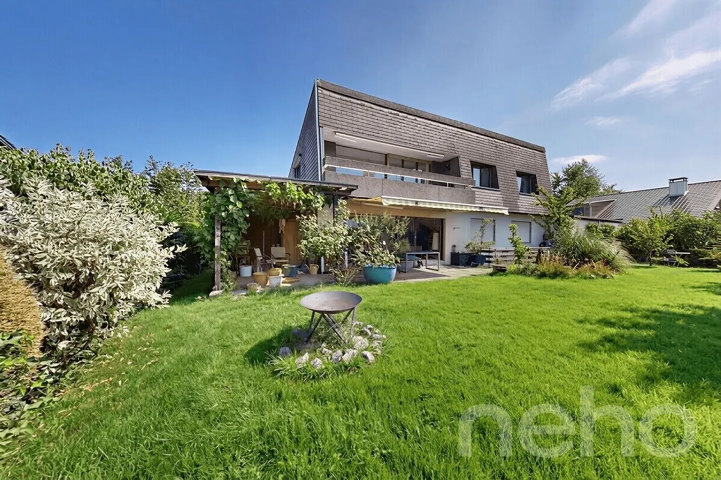 Vielseitiges Zweifamilienhaus - Foto 1 von 11