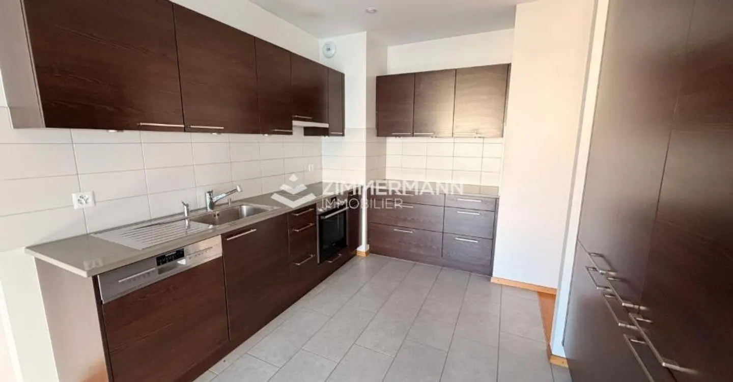 Spacious 5-room apartment in Carouge! - Photo 2 of 5