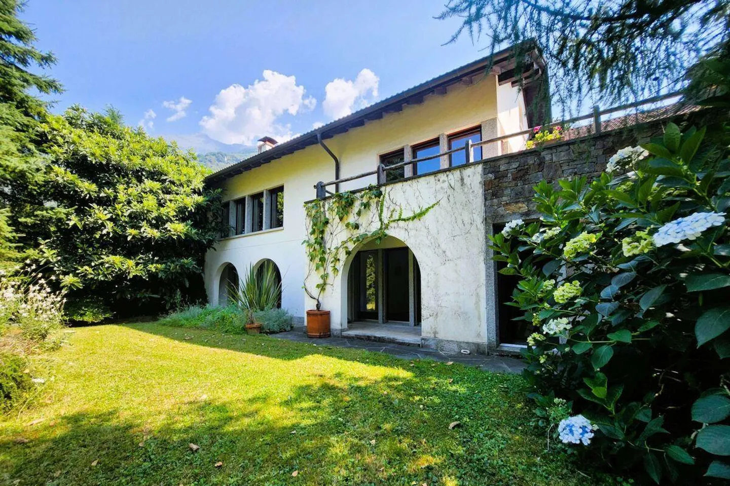Maison individuelle avec un grand jardin spectaculaire - Photo 1 sur 17