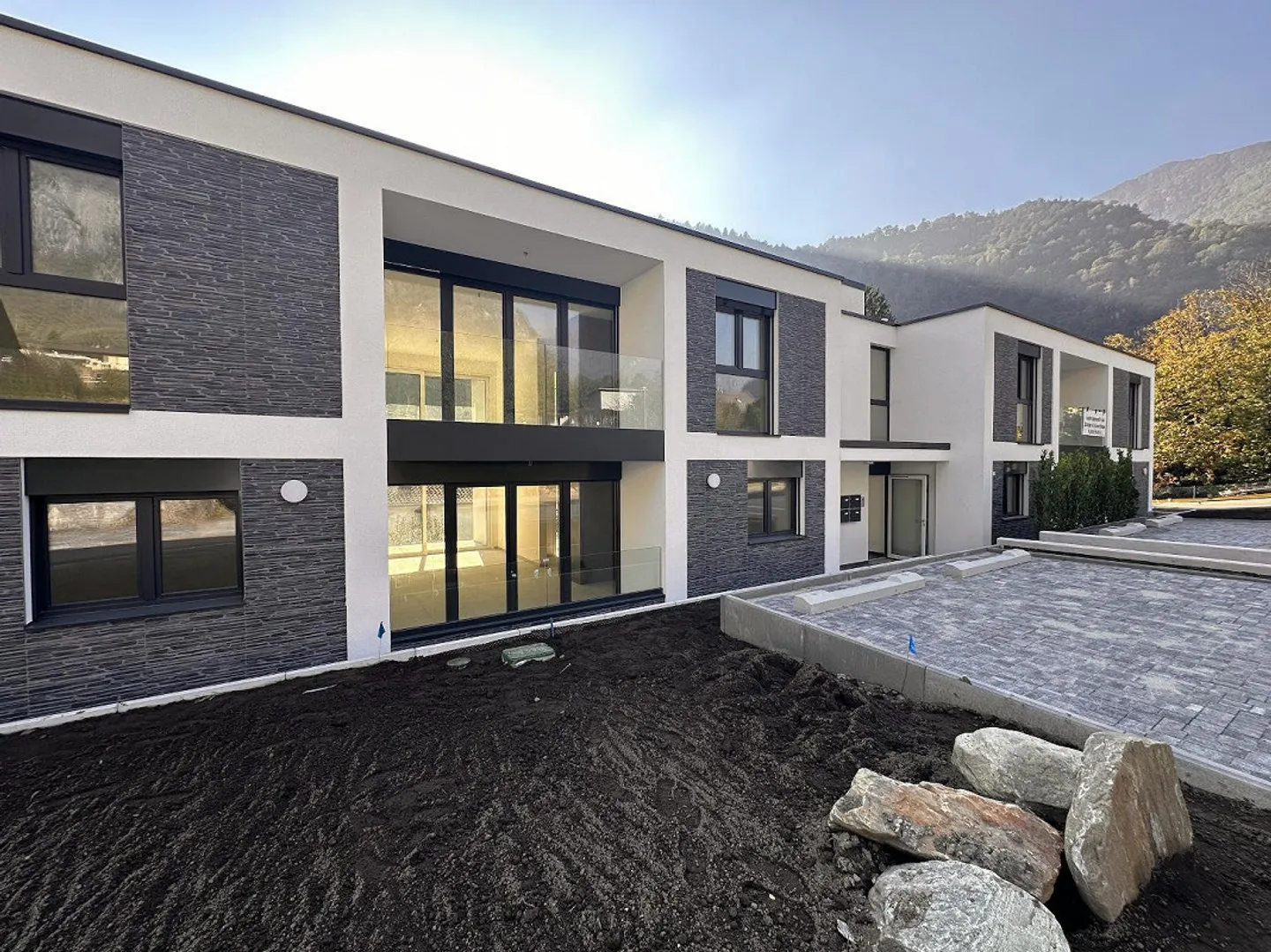 Nuovo Progetto Residenziale ad Avegno: Eleganza Naturale nella Valle Maggia | Neues Wohnprojekt in Avegno: Natürliche Eleganz im Maggiatal - Foto 1 di 13