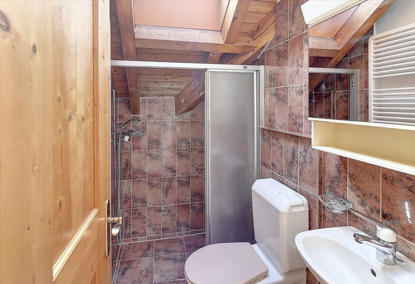 Charmante Dachwohnung mit Cheminée - Foto 6 von 11