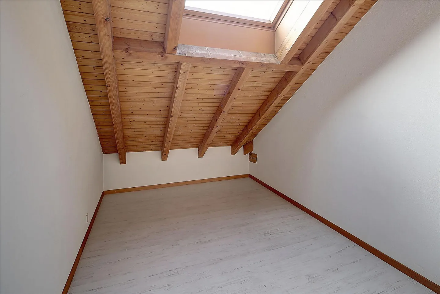 Charmante Dachwohnung mit Cheminée - Foto 8 von 11