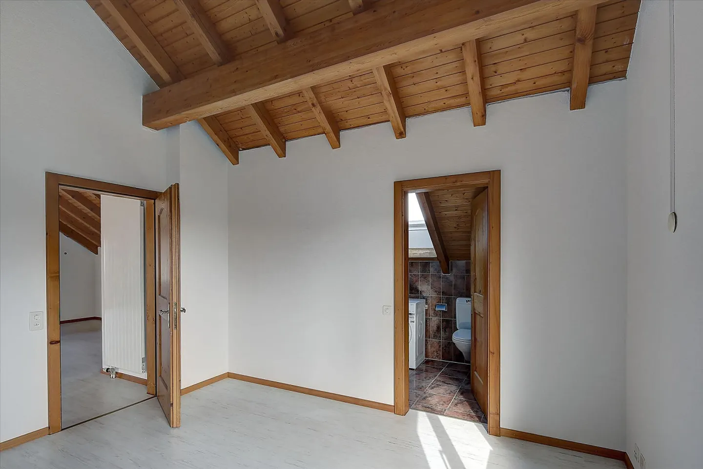 Charmante Dachwohnung mit Cheminée - Foto 10 von 11