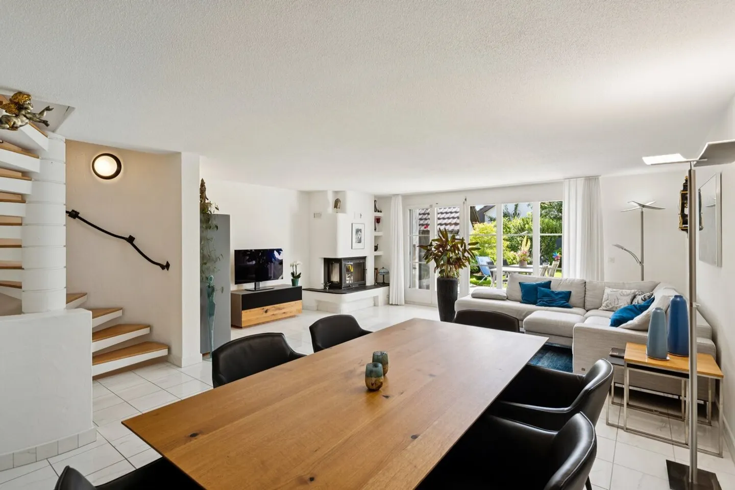 Charming Family Townhouse - Photo 2 of 12