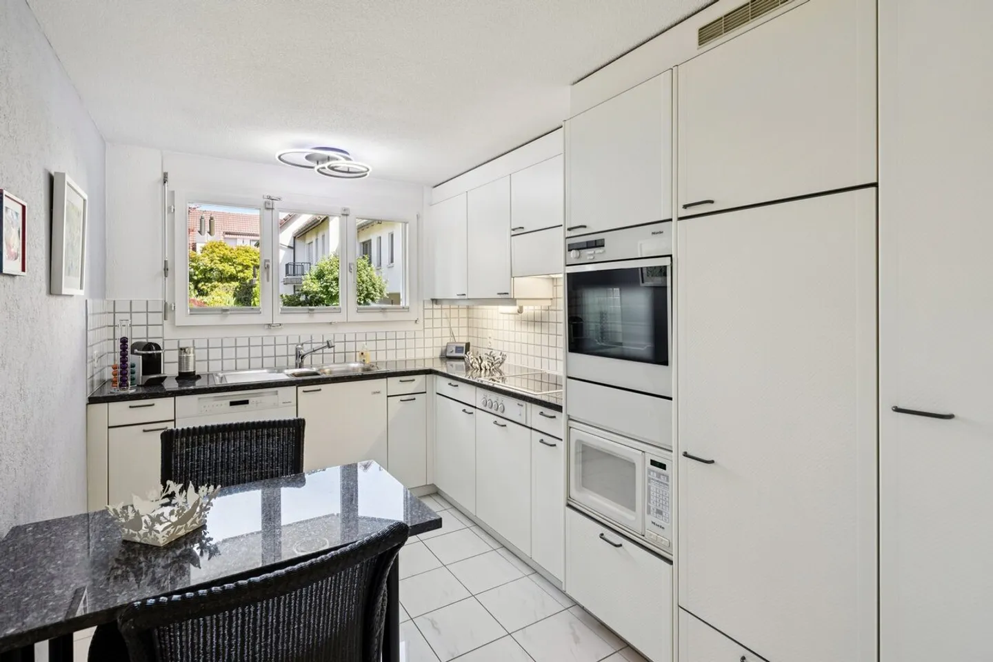 Charming Family Townhouse - Photo 3 of 12
