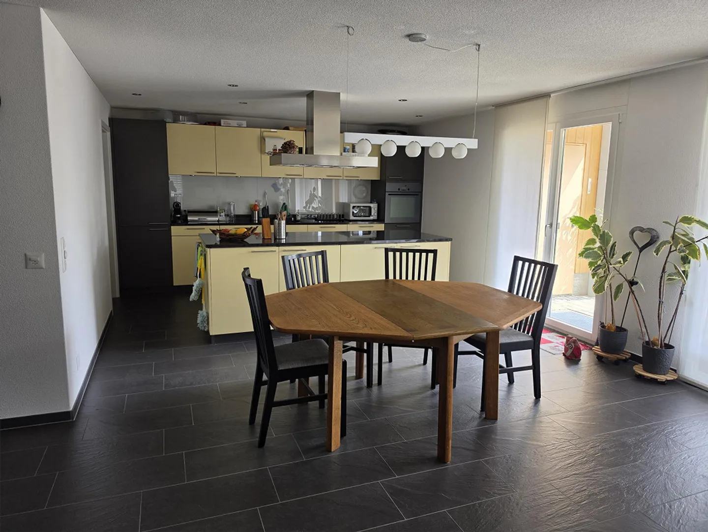 Appartement moderne avec espace de jardin - Photo 1 sur 5