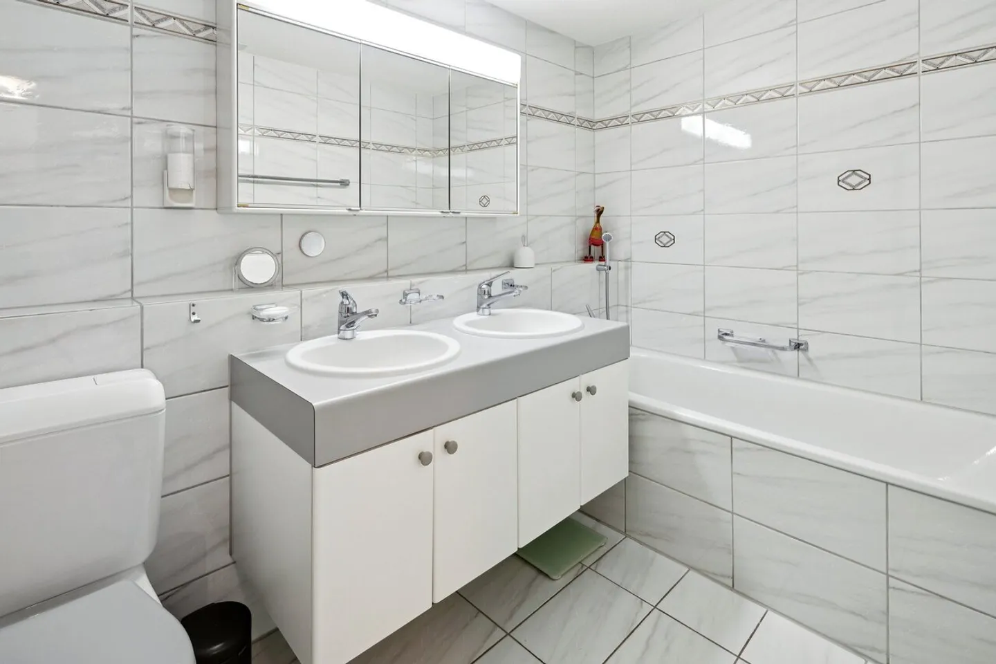 Charming Family Townhouse - Photo 7 of 12