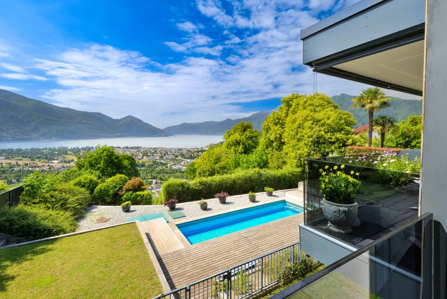 Moderno appartamento 3.5 locali con piscina esterna e vista lago - Foto 1 di 8