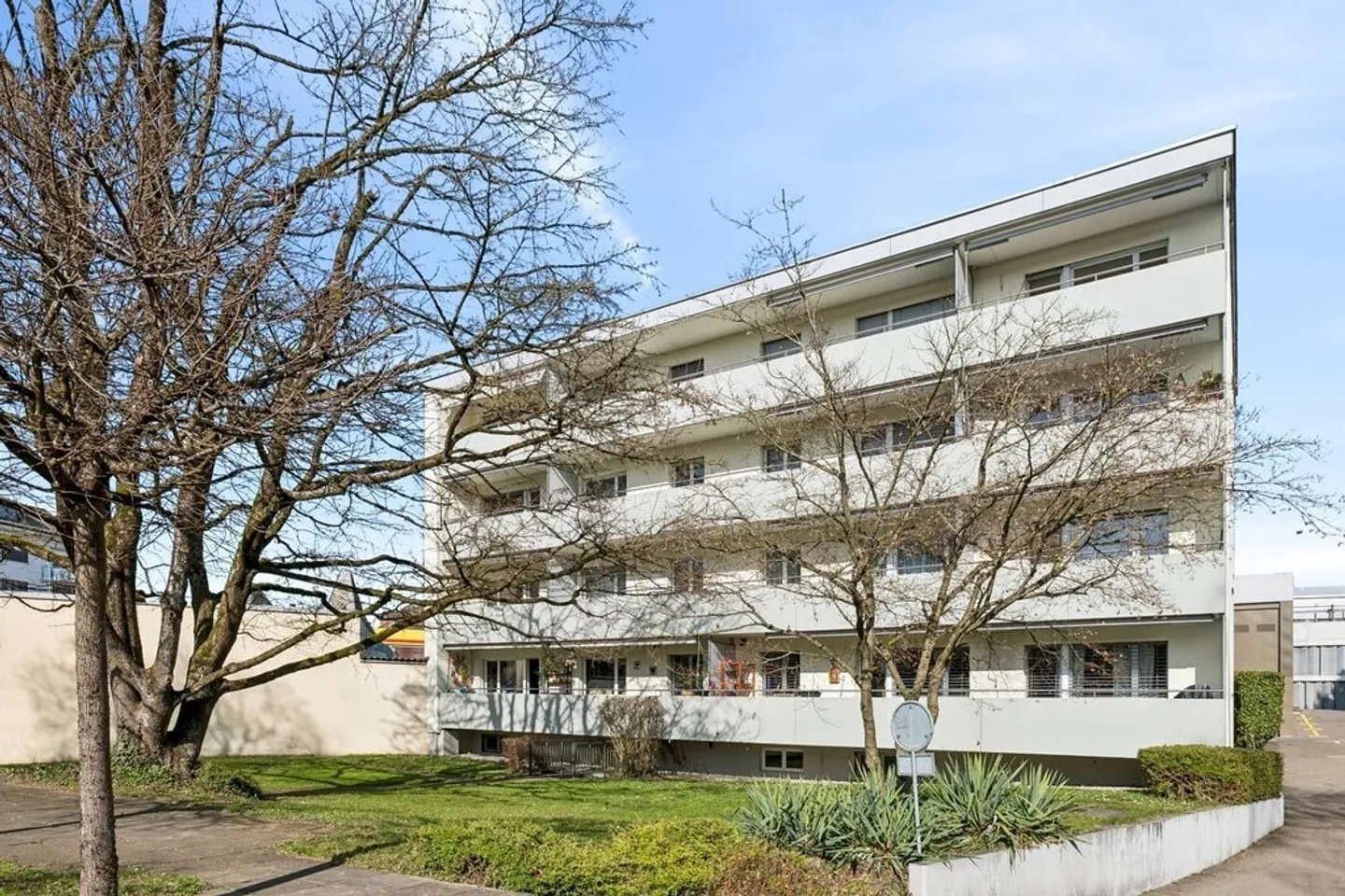 Parking spaces for rent in the center of Uster! - Photo 1 of 2