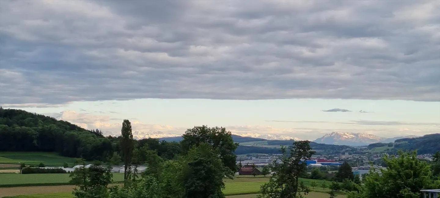 Appartamento attico invitante di 4,5 stanze con vista mozzafiato a Hägglingen - Costi accessori forfettari e inclusi - Foto 1 di 13