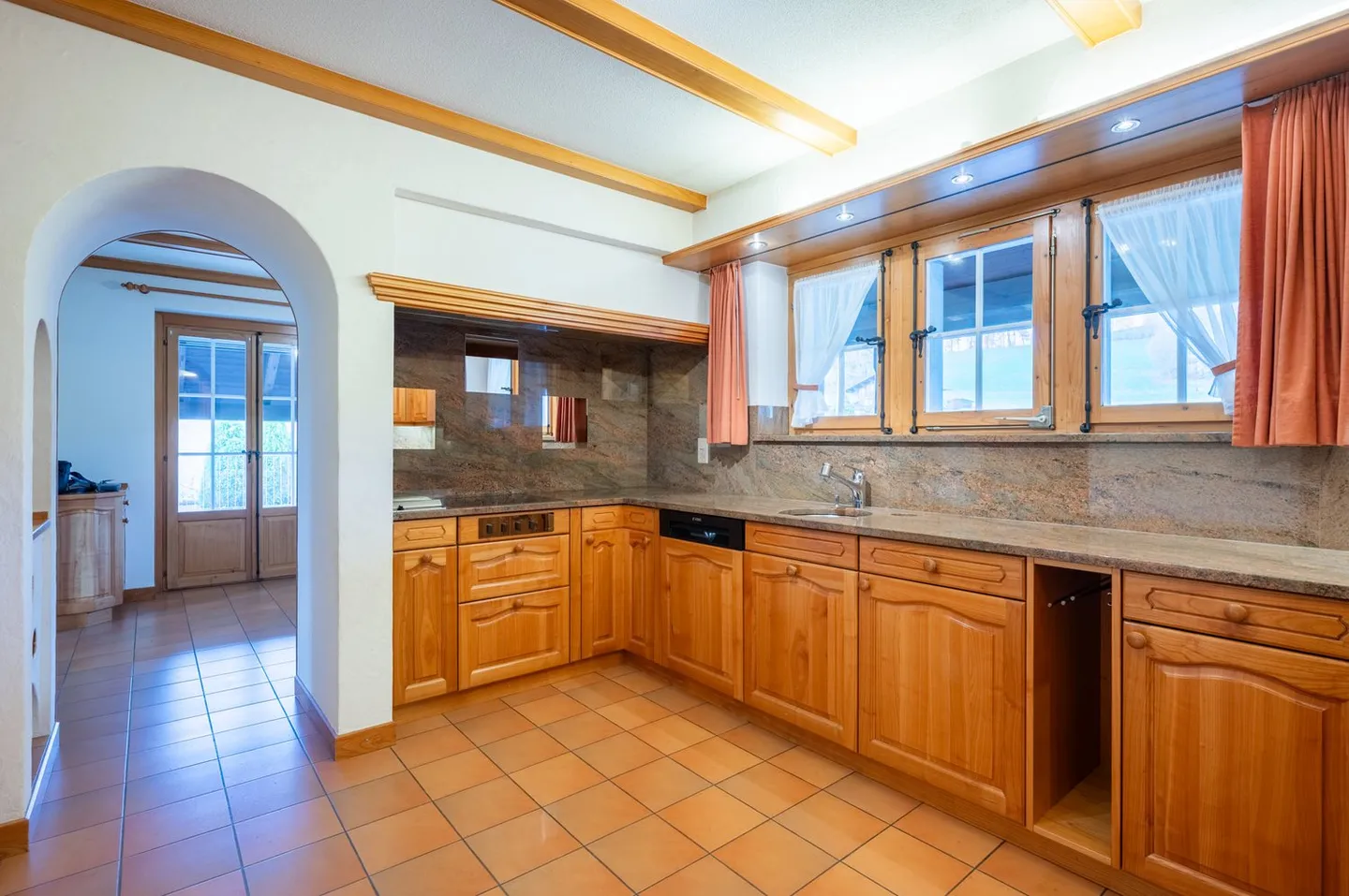 Appartamento maestoso di 6,5 stanze con giardino, terrazza e vista sulle montagne - Foto 2 di 30