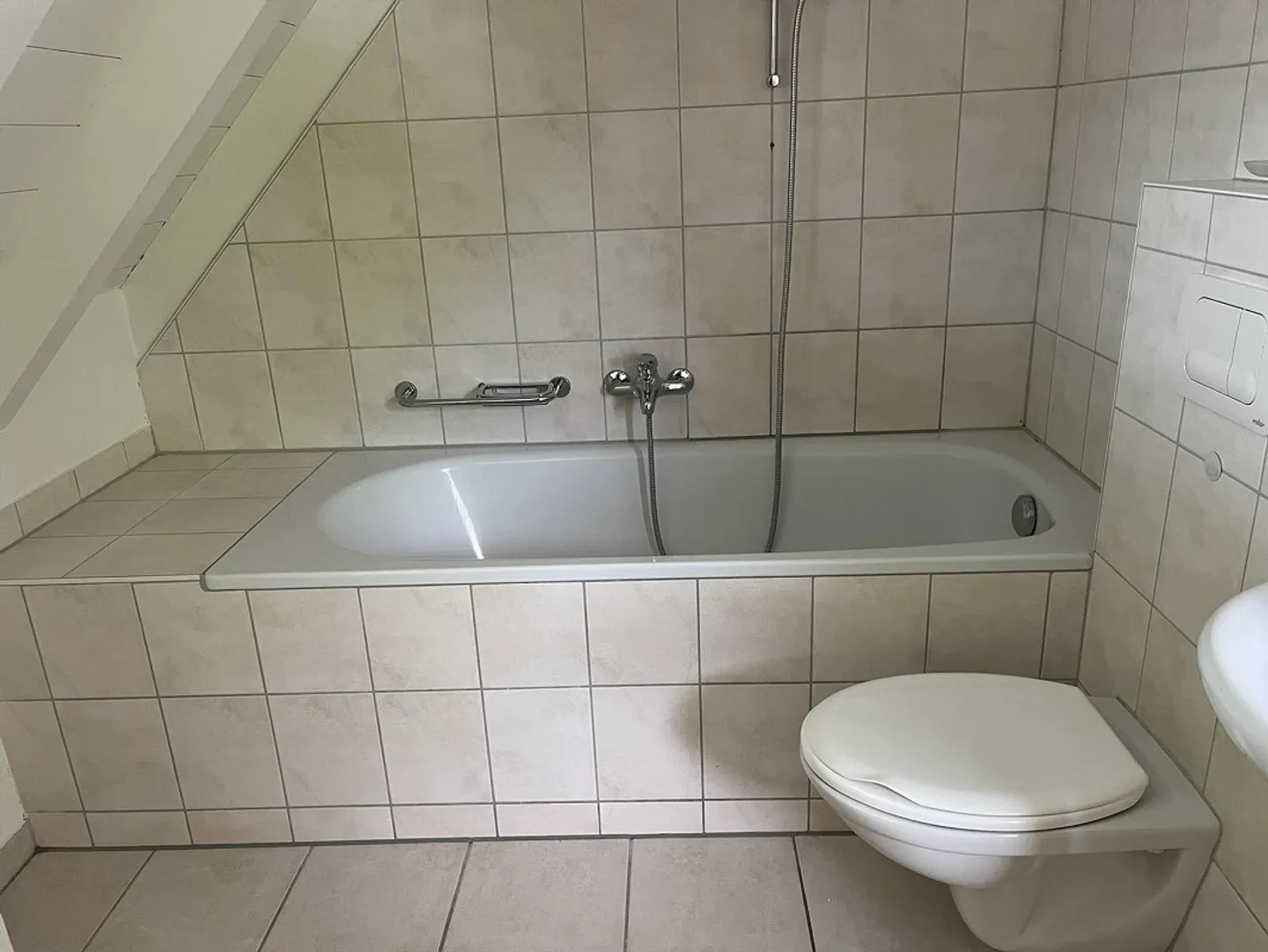 Beautiful bright 2-room attic apartment - centrally located in the village of Hölstein - Photo 8 of 10