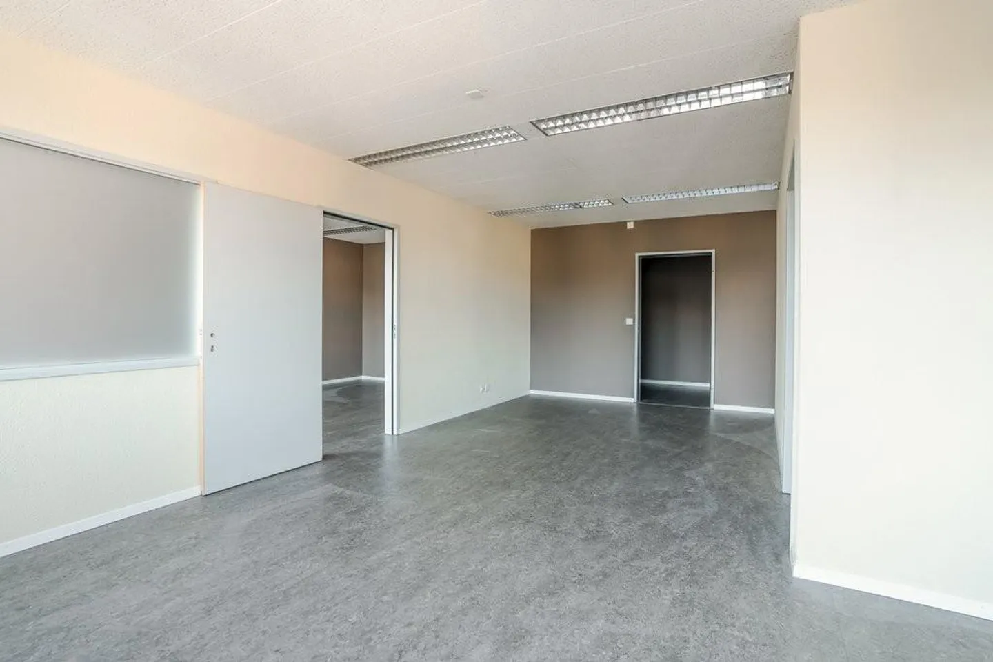 Geräumige Büros im Einkaufszentrum - Foto 2 von 6