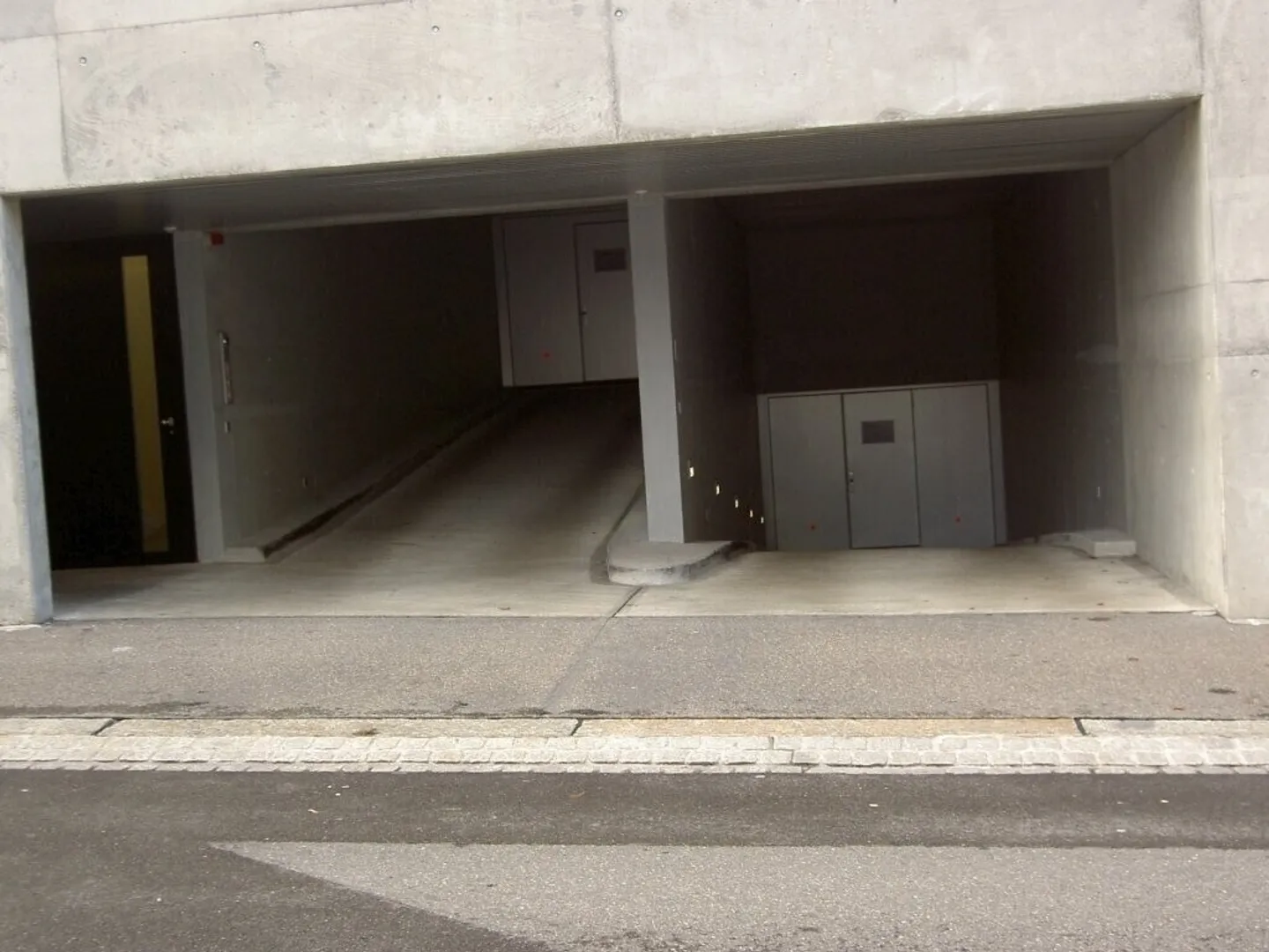 Posto auto disponibile vicino alla città dal 16.05.2025. - Foto 2 di 2