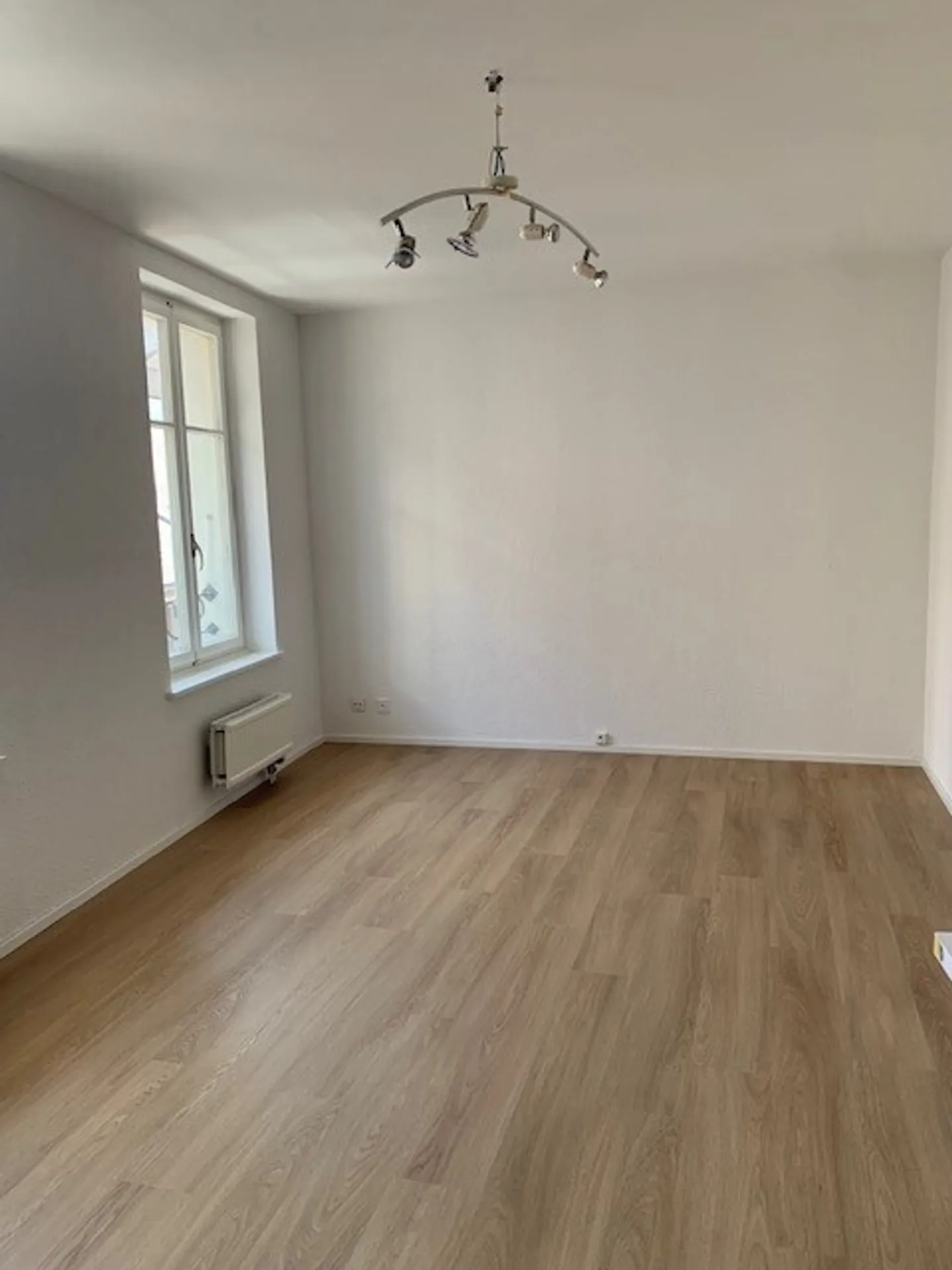 2-room apartment on the 1st floor in the center of Châtel-St-Denis - Photo 2 of 5