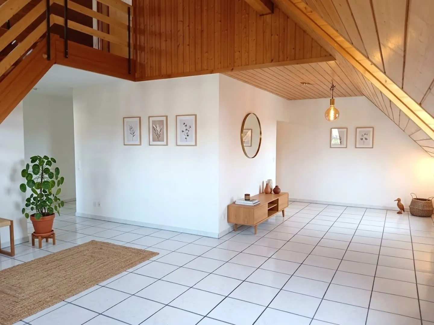 Appartamento attico attraente e spazioso con 4 stanze e galleria, 143 m² di superficie abitabile. L'appartamento colpisce per un concetto di spazio luminoso e aperto, oltre a una nuova cucina moderna e un re… - Foto 1 di 10