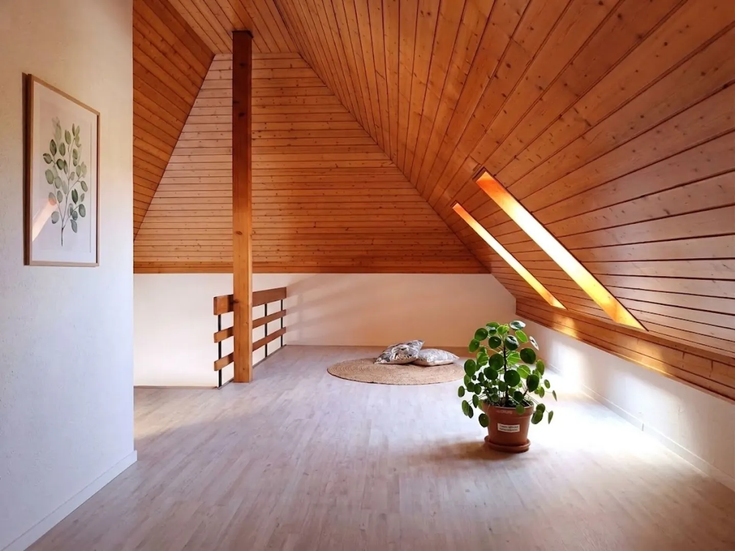 Appartamento attico attraente e spazioso con 4 stanze e galleria, 143 m² di superficie abitabile. L'appartamento colpisce per un concetto di spazio luminoso e aperto, oltre a una nuova cucina moderna e un re… - Foto 3 di 10