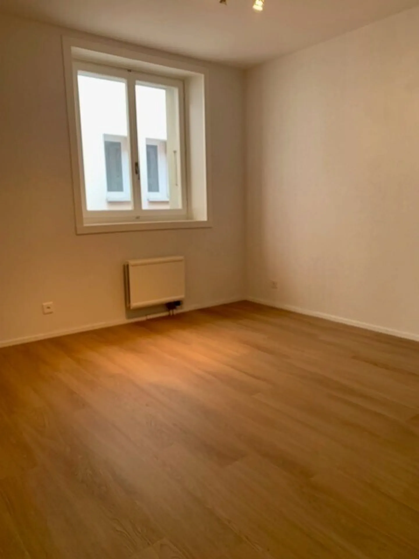 2-room apartment on the 1st floor in the center of Châtel-St-Denis - Photo 3 of 5