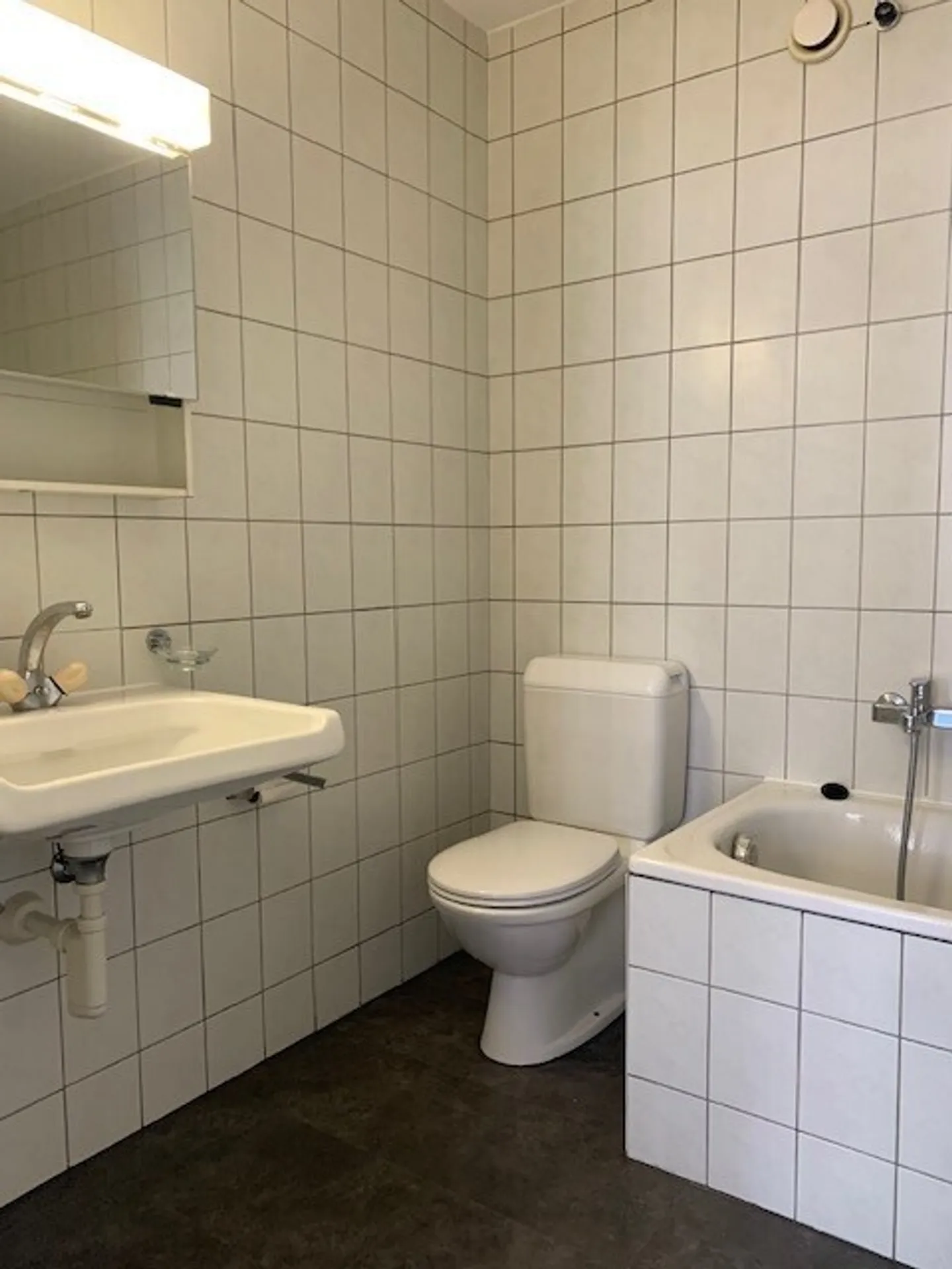 2-room apartment on the 1st floor in the center of Châtel-St-Denis - Photo 4 of 5