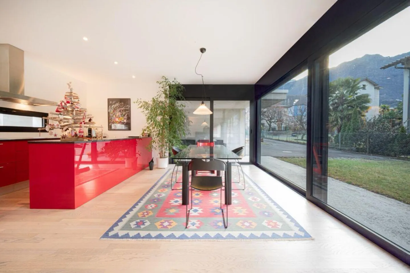 Villa moderne et lumineuse dans un quartier résidentiel à Bellinzone - Photo 3 sur 13
