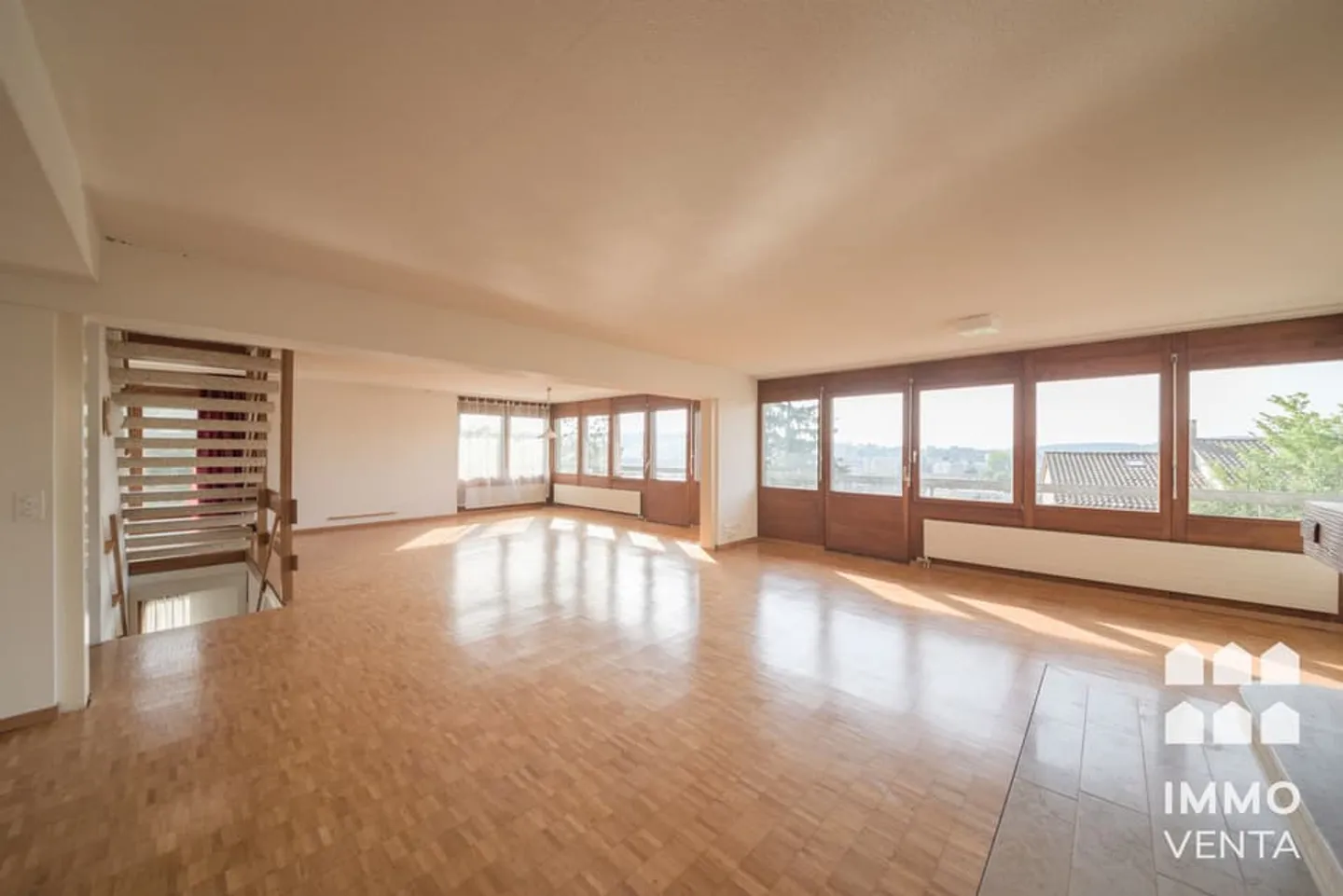 Mezza casa senza design con terrazza sul tetto su Biel - Foto 8 di 11