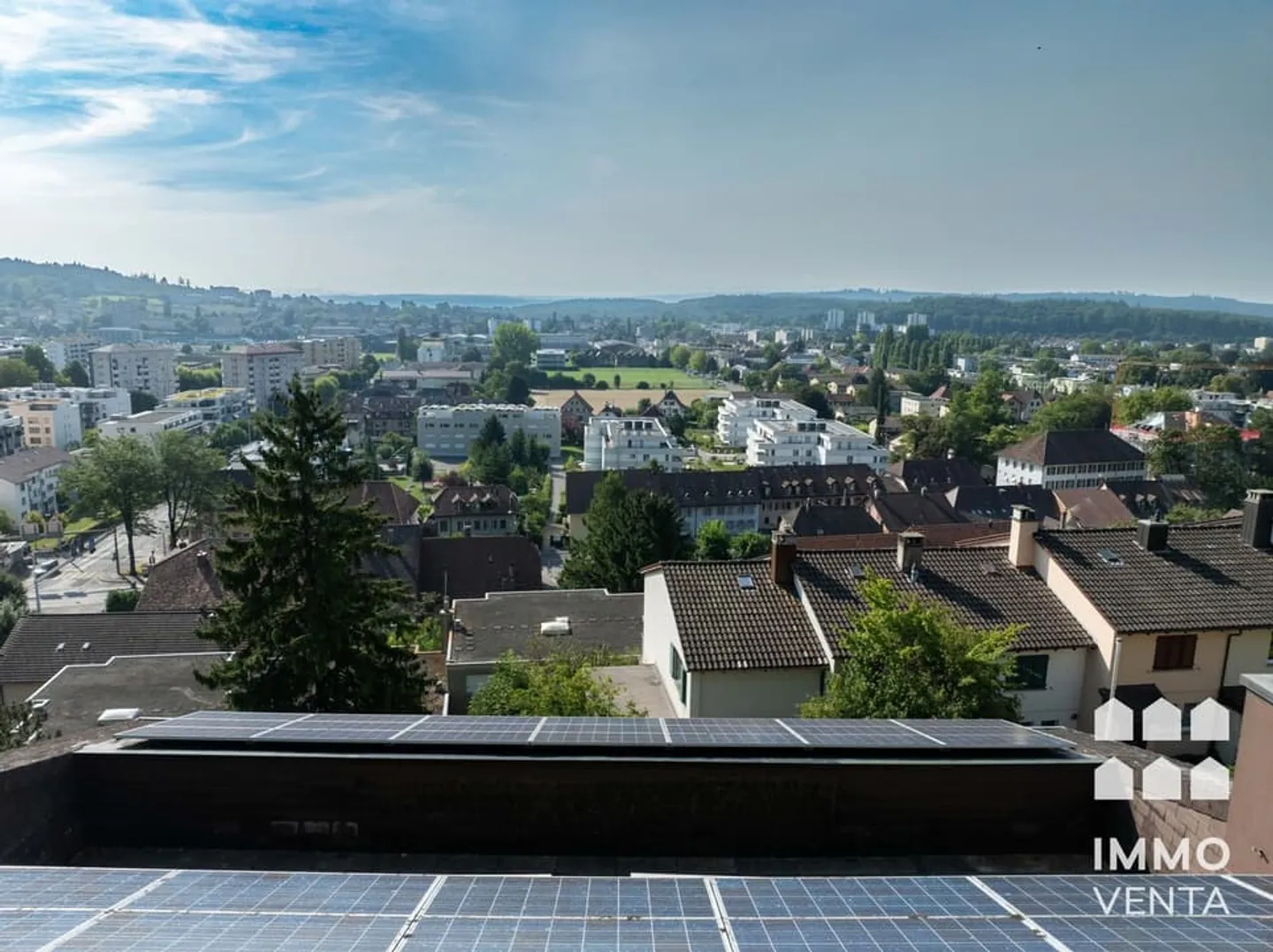 Mezza casa senza design con terrazza sul tetto su Biel - Foto 3 di 11