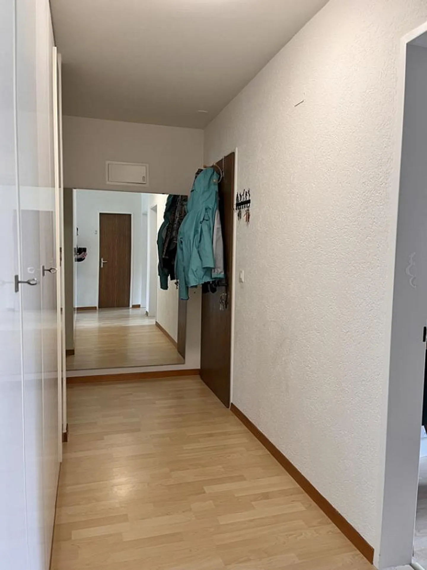 Appartamento di 4,5 stanze ben tenuto in una posizione centrale - Foto 3 di 20