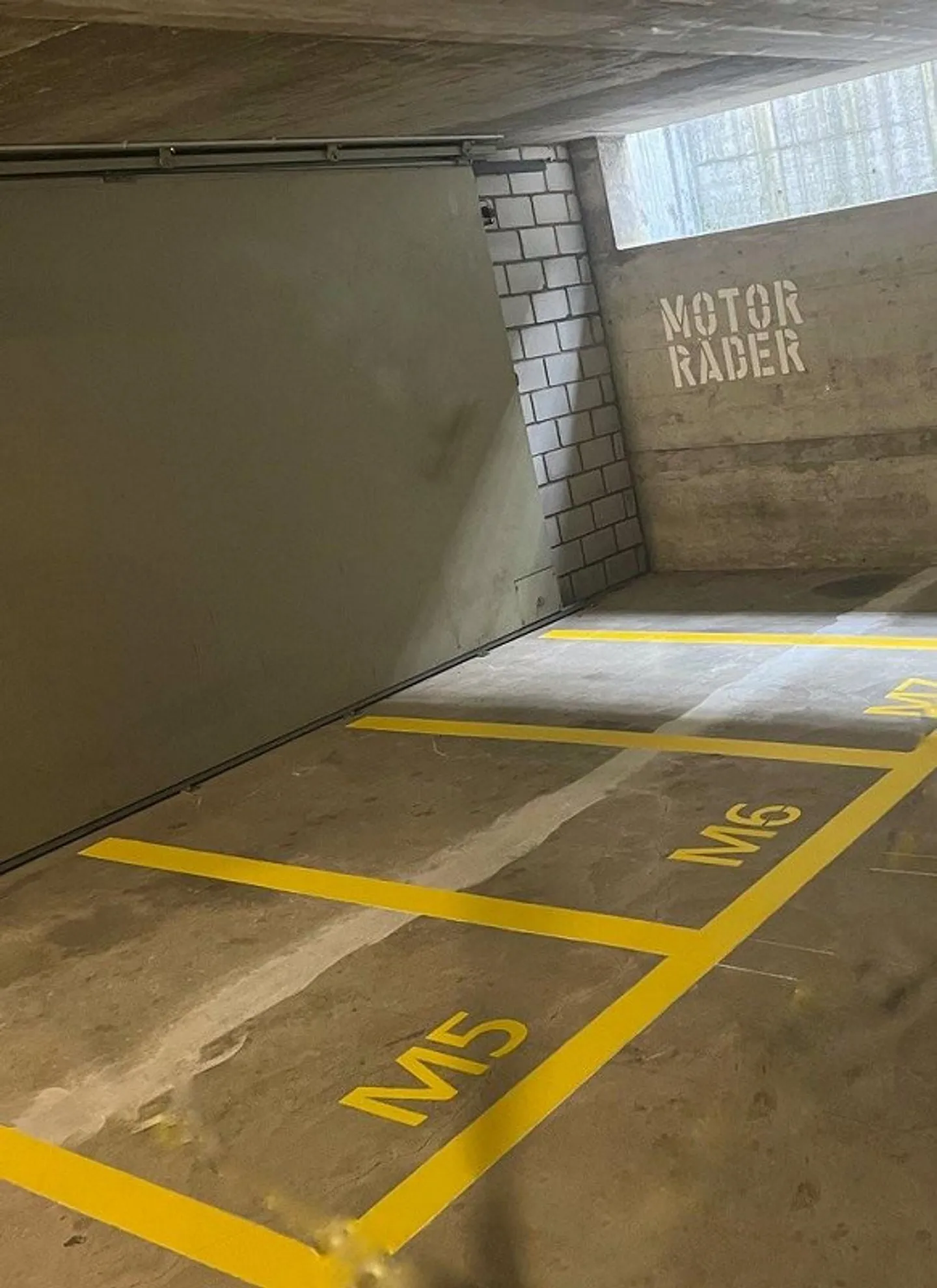 Posti moto in affitto a Wabern - Foto 2 di 2