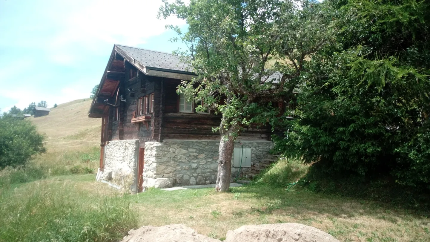Alpines Chalet mit 4.5 Zimmern, Terrasse & Parkplätzen in Martisberg! - Foto 1 von 20