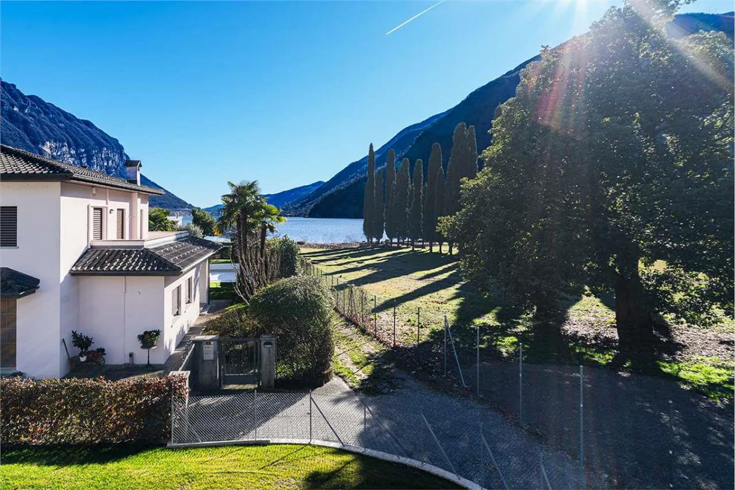 Maroggia: elegant maisonette with private garden, just two steps from the lake - Photo 1 of 7