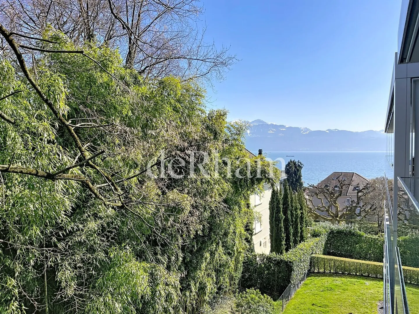Appartement Élégant avec Vue sur le Lac - Photo 2 sur 11