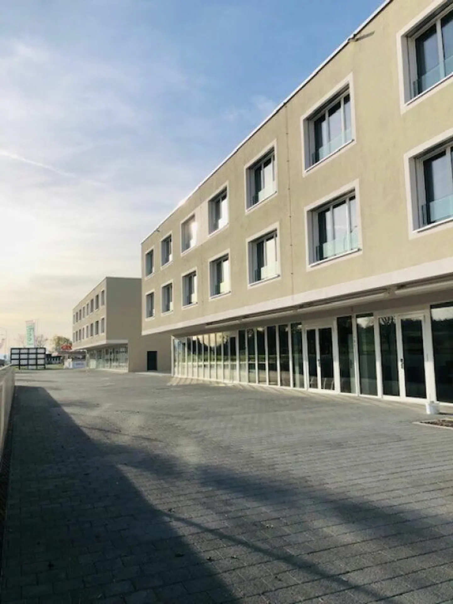 Espaces commerciaux dans le centre d'affaires Au Milavy 155m2 - Photo 1 sur 5