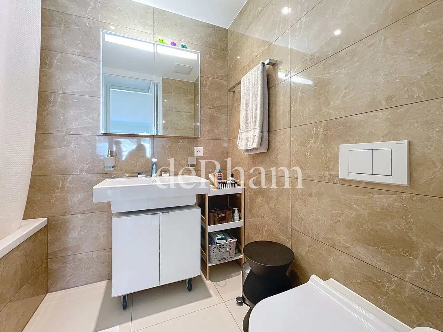 Appartement Élégant avec Vue sur le Lac - Photo 9 sur 11