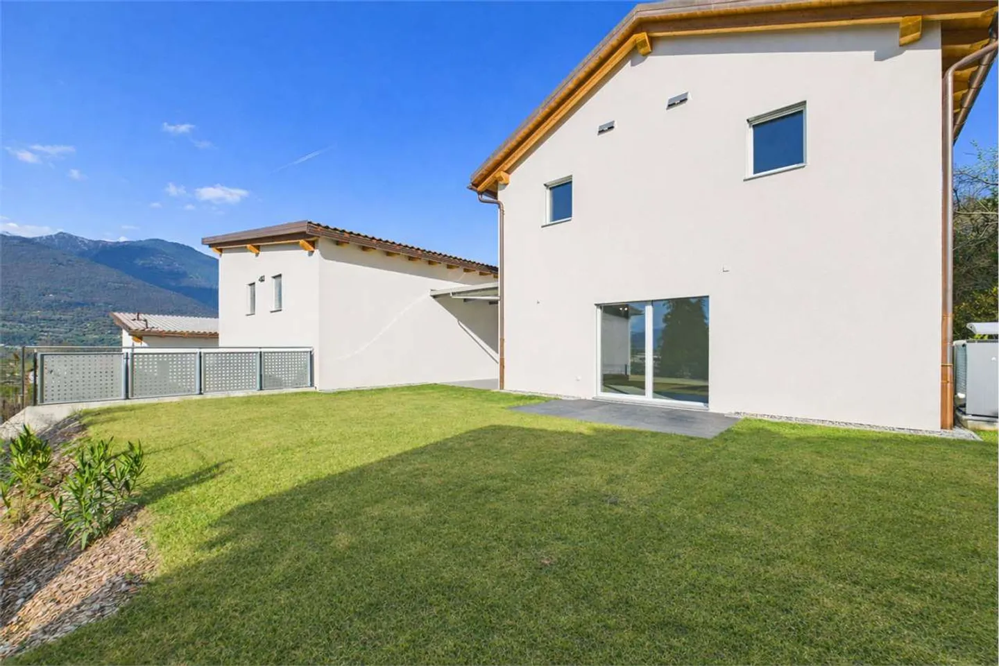 Nouvelle villa dans le vert à Sant'Antonino - Photo 13 sur 13