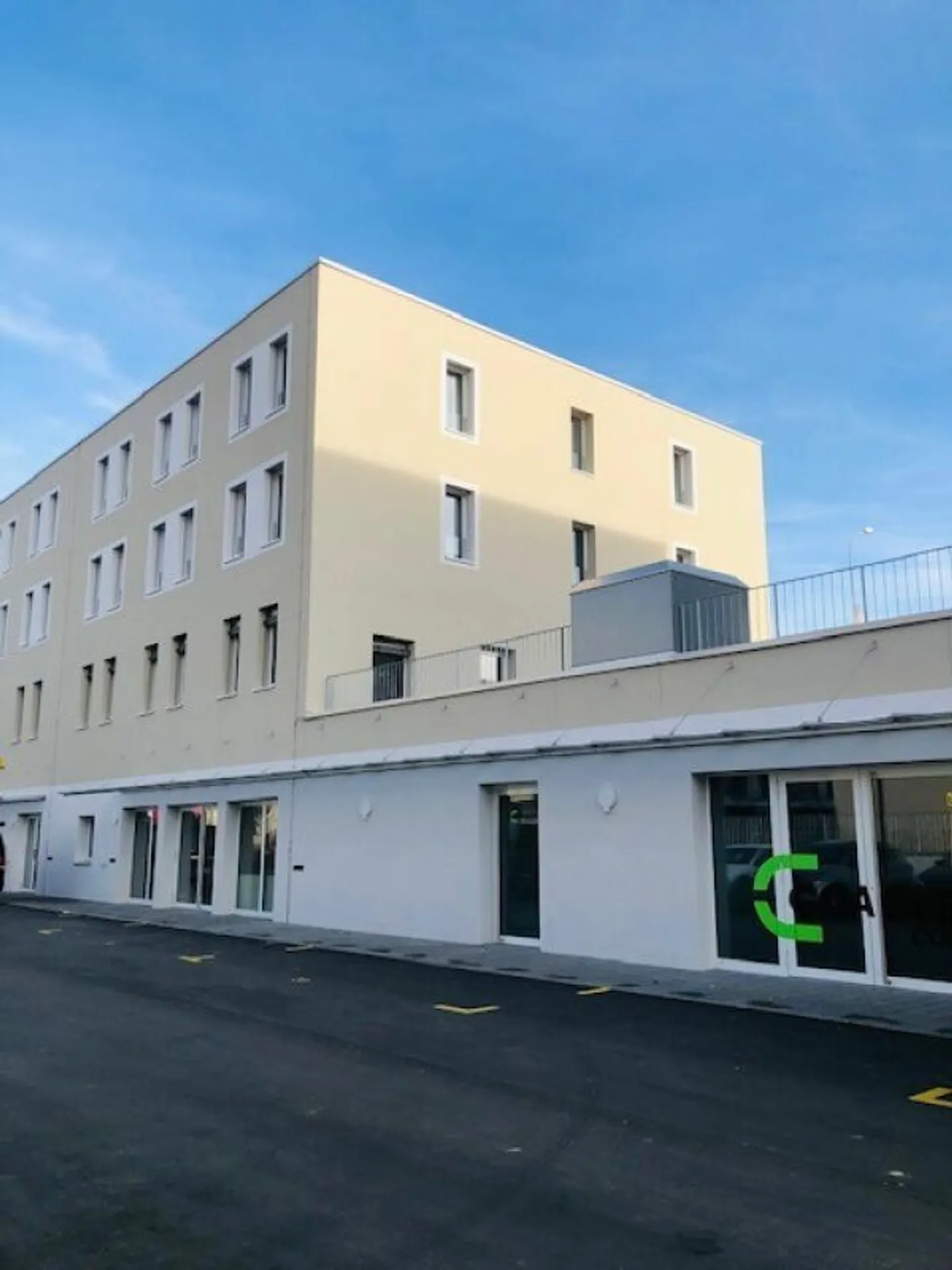 Espaces commerciaux dans le centre d'affaires Au Milavy 155m2 - Photo 4 sur 5