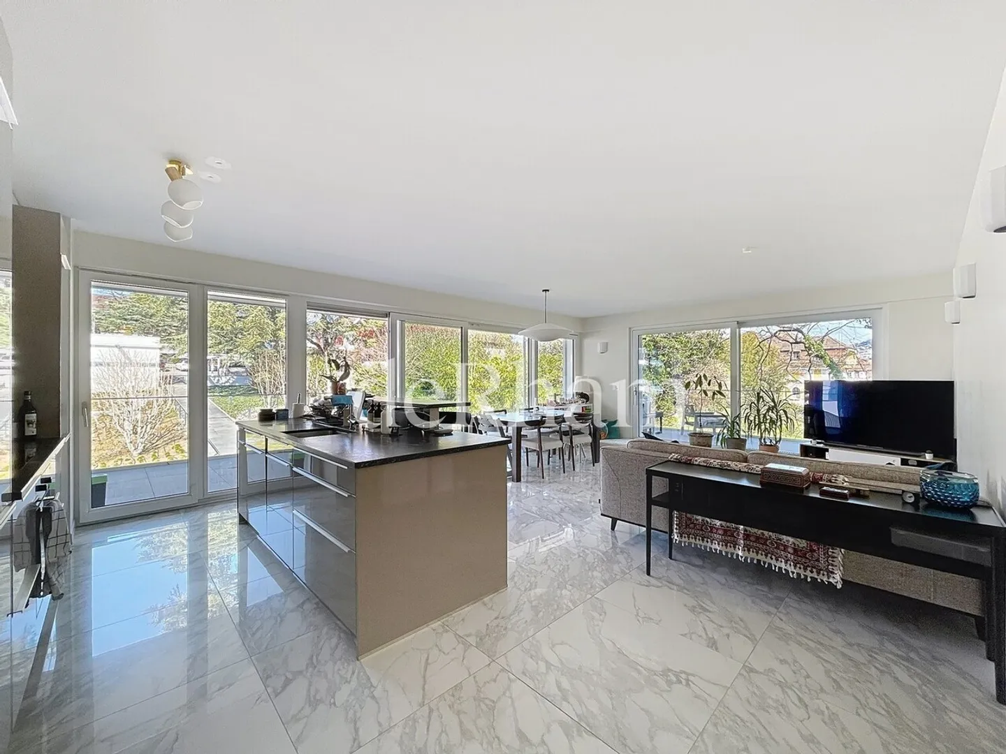 Appartement Élégant avec Vue sur le Lac - Photo 3 sur 11