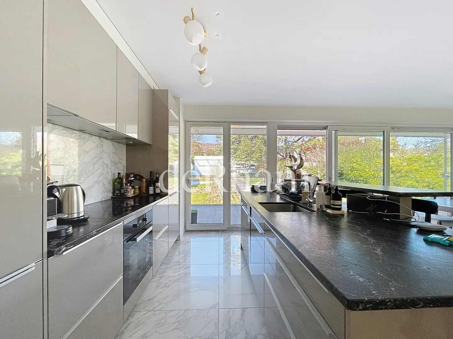 Appartement Élégant avec Vue sur le Lac - Photo 4 sur 11