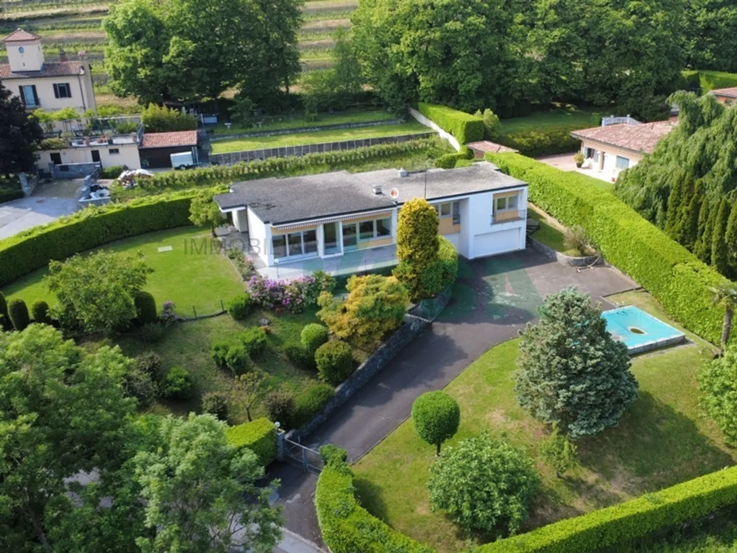 Villa charmante aux lignes harmonieuses et modernes, nichée dans les vignobles - Photo 1 sur 13